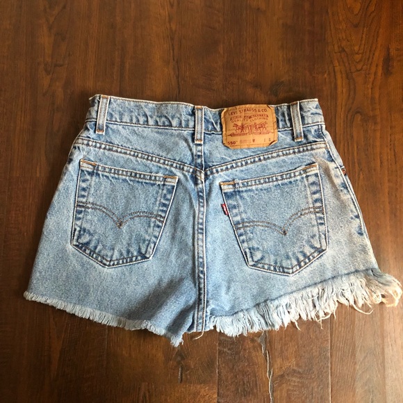 Vintage Levi 550 distressed shorts - Picture 2 of 2